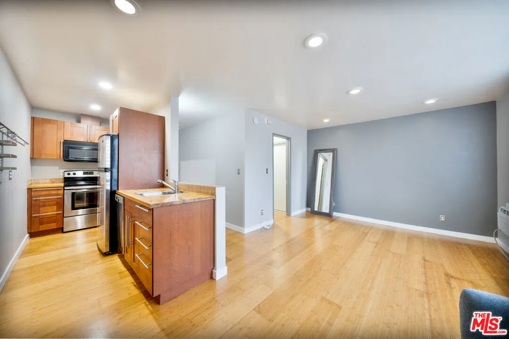 320 S Ardmore Avenue 235, Los Angeles, California 90020 home-pic-5